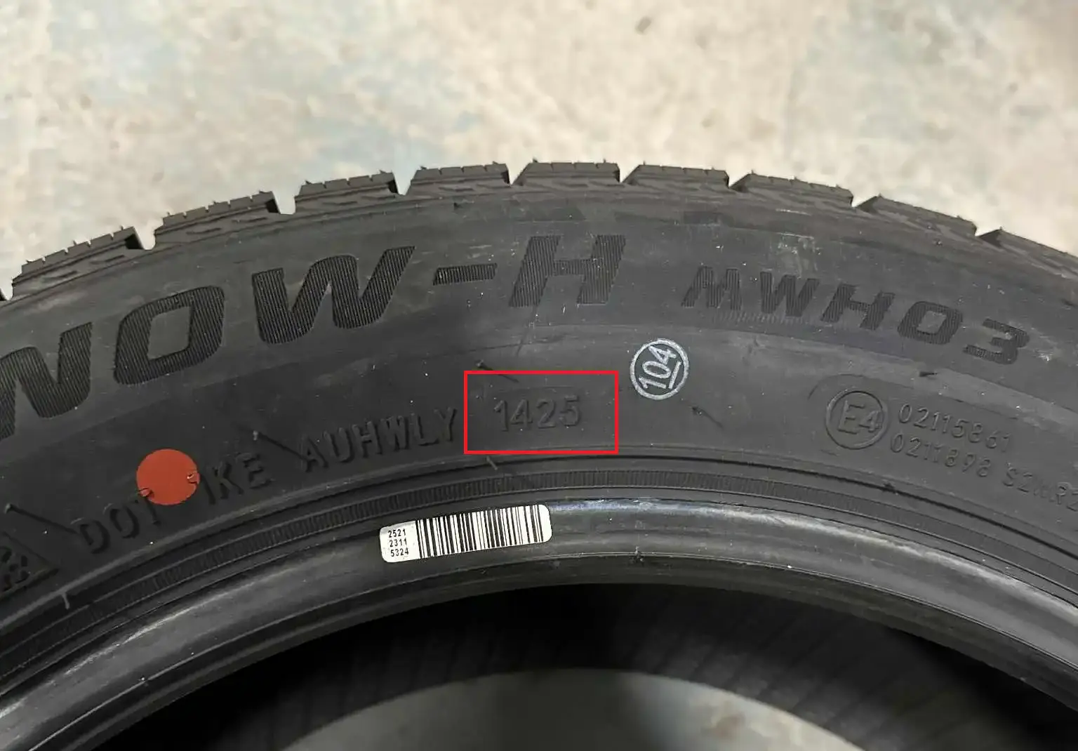 Exempel på var DOT-koden sitter på däckets sidovägg