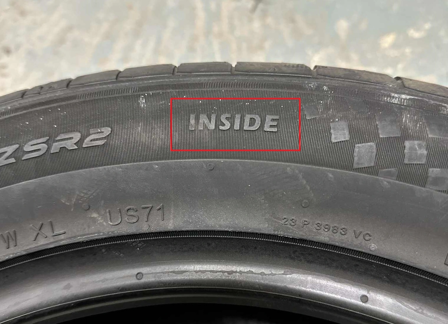 INSIDE-markering på däck som visar att denna sida ska vara inåt