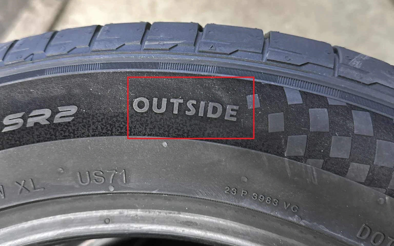 OUTSIDE-markering på däck som visar att denna sida ska vara utåt